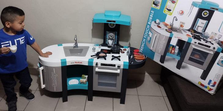 “Quiero ser chef”: la viral respuesta de niño a papás que no querían regalarle una cocina de juguete