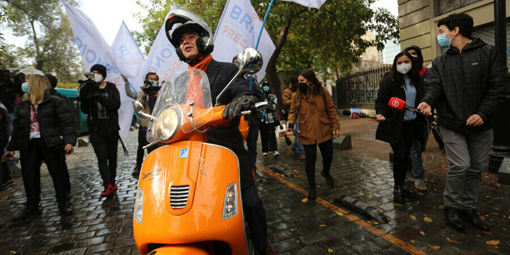 En moto combinada con su bufanda: Ignacio Briones se inscribió en primarias de Chile Vamos