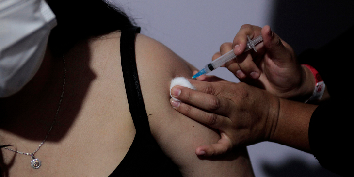 Minsal informó que acortará plazos entre primera y segunda dosis de AstraZeneca: será de 28 días