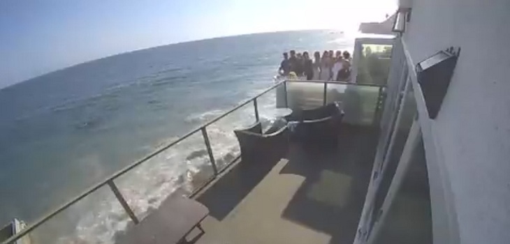 Balcón se desplomó cinco metros sobre las rocas en Malibú, Estados Unidos: hubo nueve lesionados
