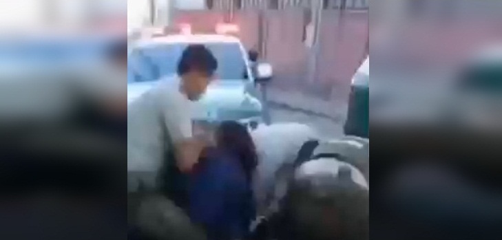 Denuncian violenta detención de madre e hijo en cerro de Valparaíso: joven tiene amplio prontuario