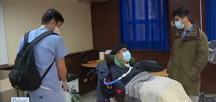 La historia de paciente con ELA que llegó a votar: su hijo y equipo médico lo acompañaron