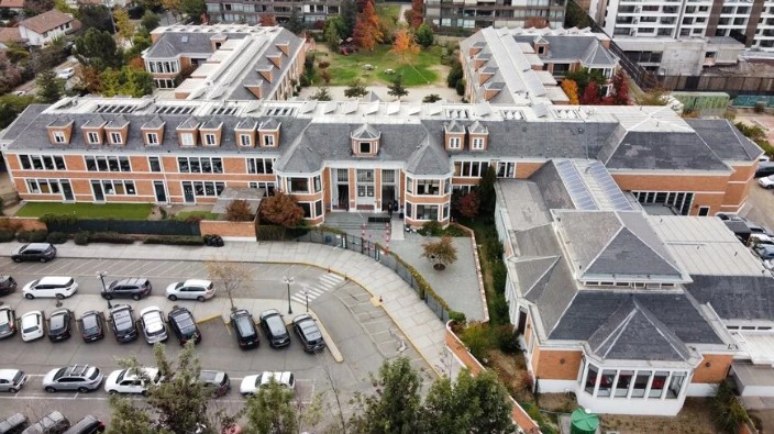 Colegio Los Alerces inicia cuarentena en 12 cursos por casos COVID: ministro Figueroa es apoderado