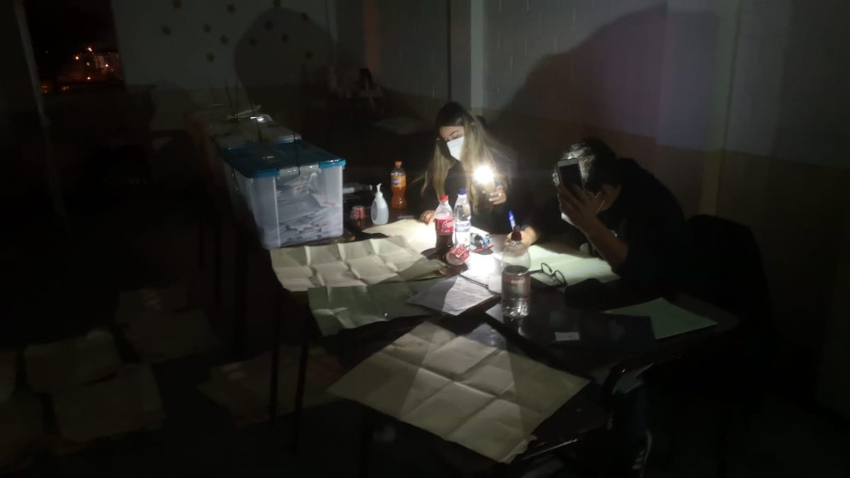 Conteo con linternas: local de votación de Valparaíso sufrió corte de luz por algunos minutos