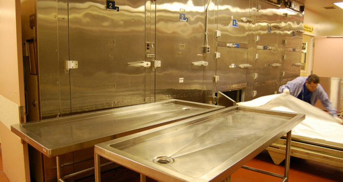 Hospital entregó cuerpos intercambiados de dos hombres a sus familias: uno tuvo que ser desenterrado