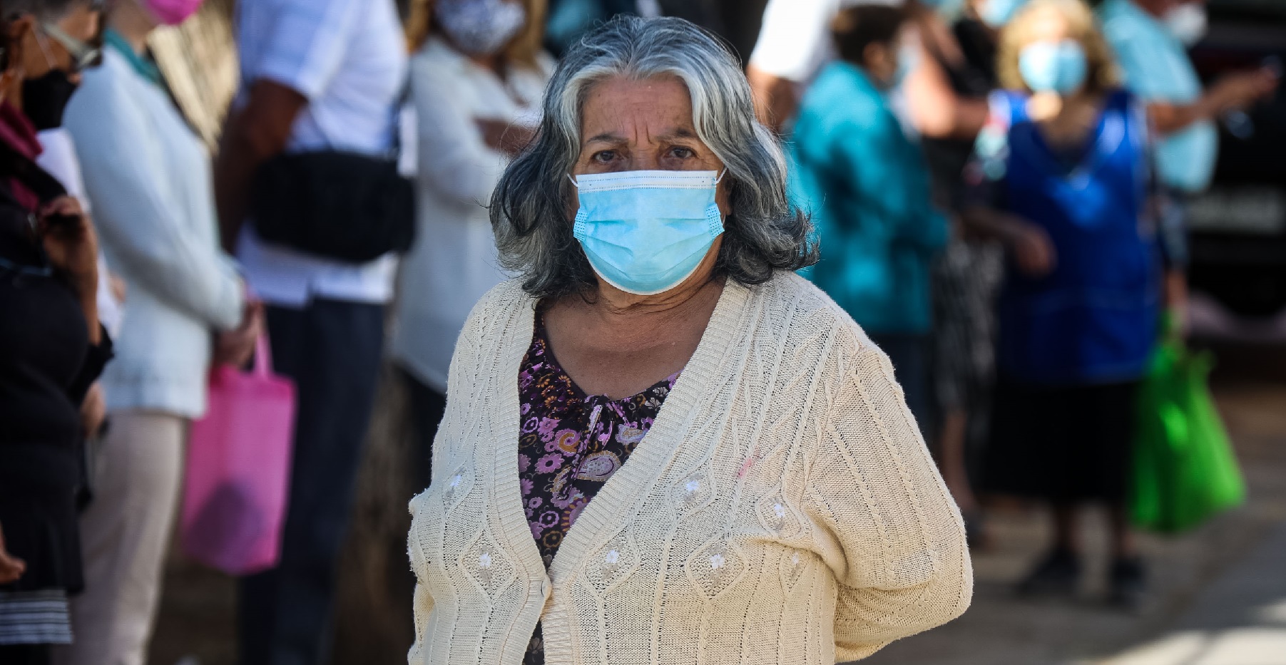 Trabajo no remunerado de adultos mayores equivale a 4,5% del PIB: mujeres se llevan la mayor carga