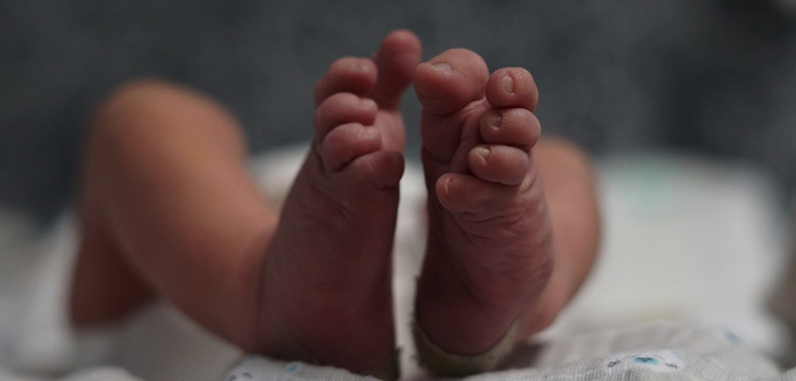 Madre de bebé de 8 meses confundió dióxido de cloro con leche en Argentina: hija permanece grave