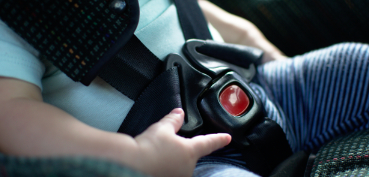 Niña de 2 años murió tras ser olvidada por su madre en un auto en Portugal: estuvo 7 horas encerrada