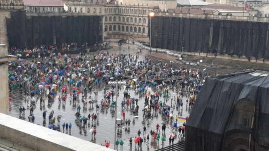 Crítico momento en Colombia: siguen manifestaciones y personas intentan ingresar al Congreso