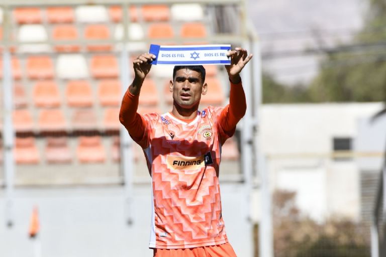 Delantero de Cobreloa David Escalante celebra gol con bandera de Israel y genera polémica