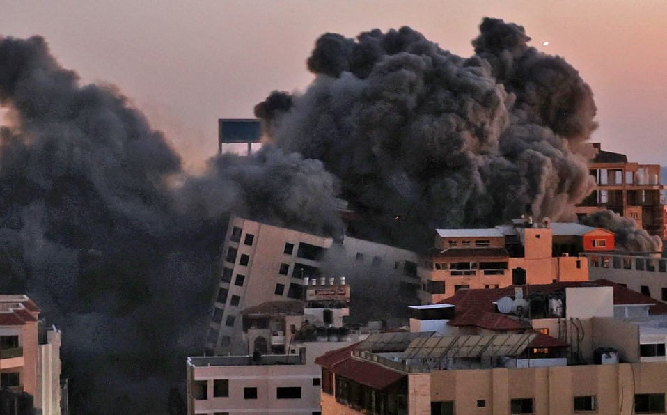 Sigue ola de violencia: bombardeo israelí destruye edificio de 12 pisos en Gaza