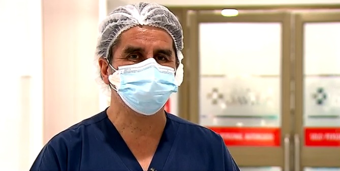 Alfonso Cárcamo: el enfermero que se contagió de COVID y sigue ayudando a sus pacientes a sobrevivir