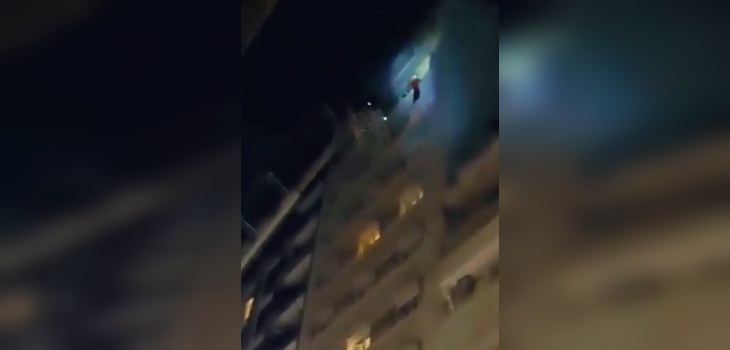 Futbolista uruguayo quedó colgando desde un piso 11 tras intentar salvarse de incendio en Argentina