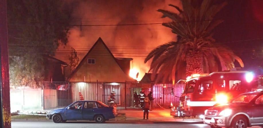 Incendio en La Florida: dos adultos mayores murieron y bombero fue atropellado por radiopatrulla