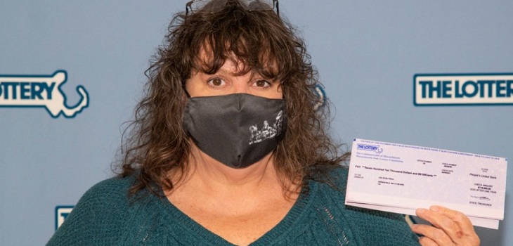 Ganó más de $700 millones en la lotería y botó el ticket sin saberlo: dueño de local se lo devolvió