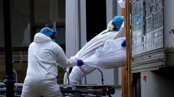 Cientos de pacientes fallecidos por COVID permanecen en camiones frigoríficos en Nueva York