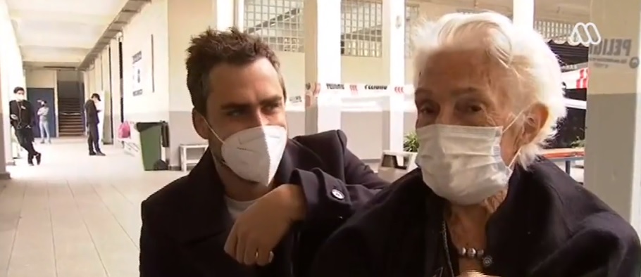Abuelita de 98 años esperó en local de votación solo para sacarse foto con Nicolás Oyarzún
