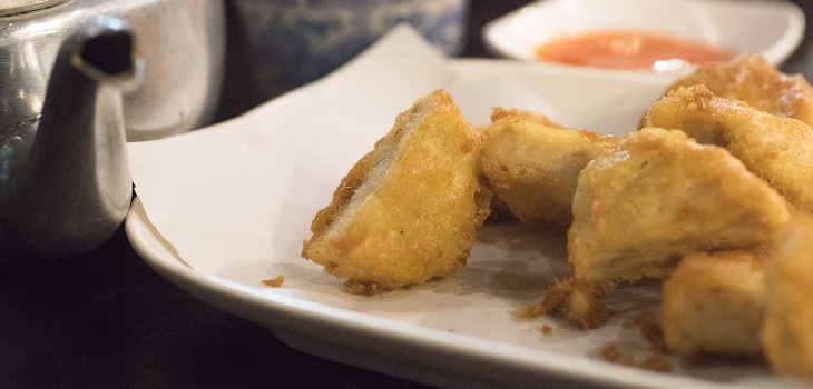 Madre vegana descubrió que su exesposo alimentaba a su hija con nuggets de pollo: desató debate