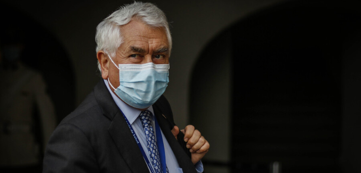 Ministro Enrique Paris llamó a enfrentar el incremento de contagios cumpliendo con la vacunación