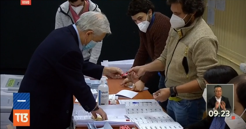 La comentada votación de Piñera: bromeó a vocales, se equivocó al doblar el voto y le pasó la lengua
