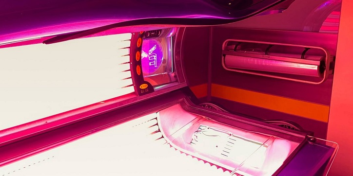 Cliente se encontró con mujer muerta en salón de bronceado en Austria: pasó dos horas en solárium