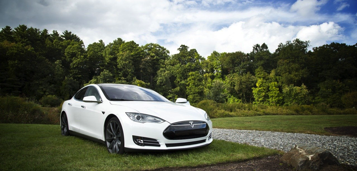 ¿Pasear en un Tesla sin conductor? Una peligrosa práctica que se ha vuelto viral en YouTube y TikTok