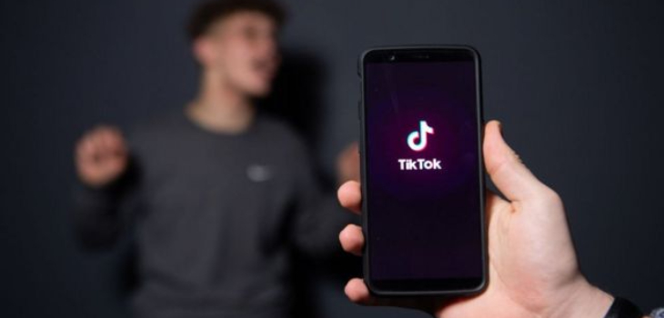 Joven pakistaní de 19 años murió mientras grababa video en TikTok: quería simular suicidio