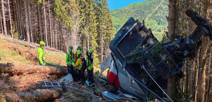 Teleférico al norte de Italia se desplomó dejando a lo menos 13 muertos y dos niños heridos