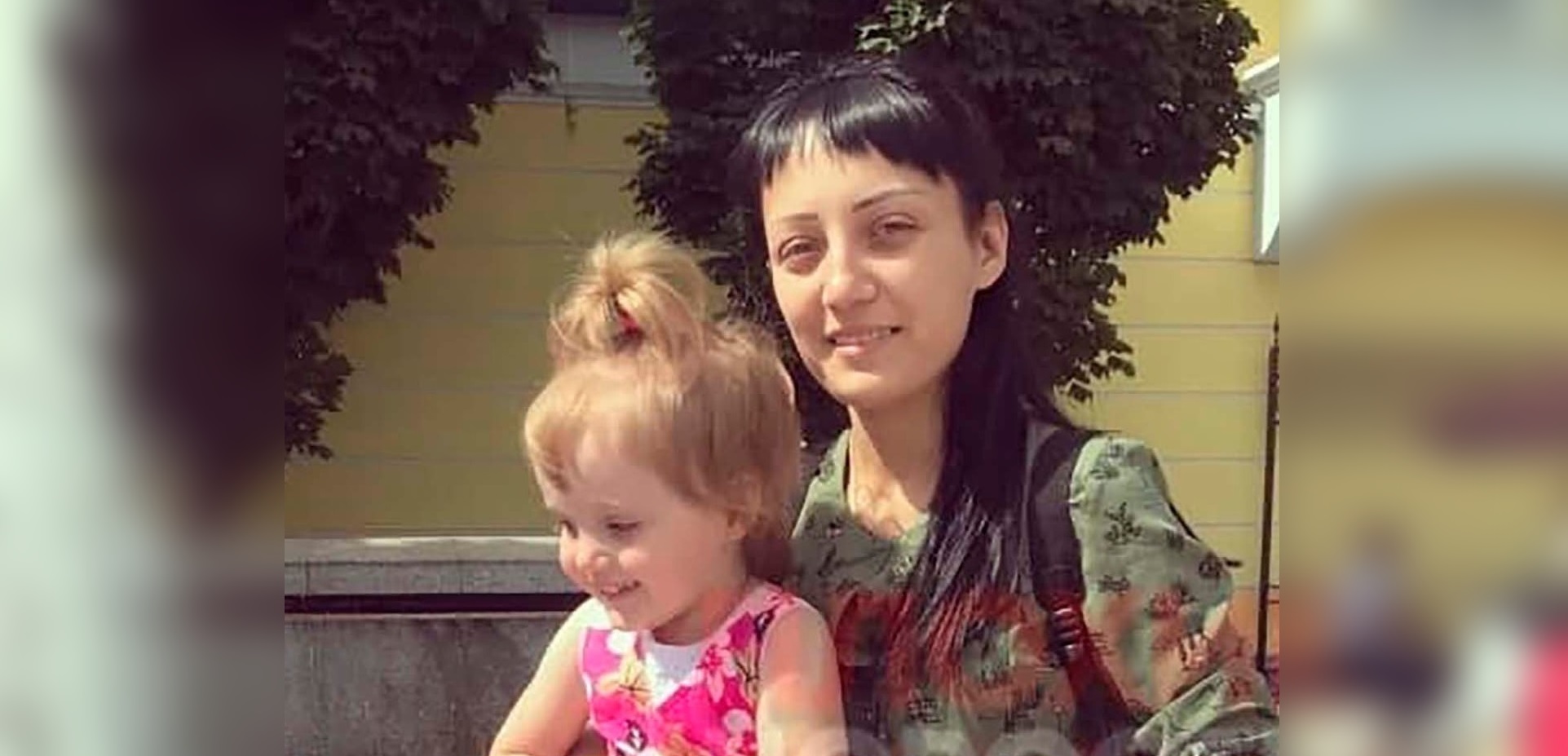 Dramático caso en Rusia: niña de 3 años murió luego que su madre la colgara de un balcón