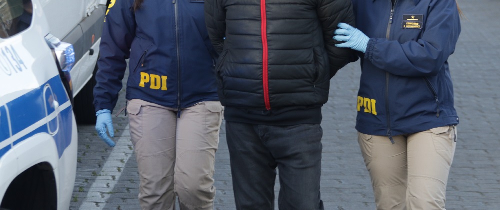 Hombre secuestró a una mujer y sus dos hijos con engaño: los llevó a motel y habría abusado de ella