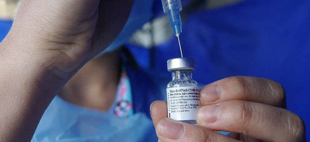 Vacunación mixta: estudios detallan los efectos de combinar dosis de AstraZeneca y Pfizer