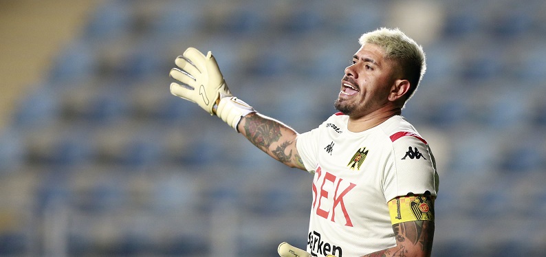 Sin capitanía y fuera de los titulares: Unión Española anunció fuertes sanciones para Diego Sánchez