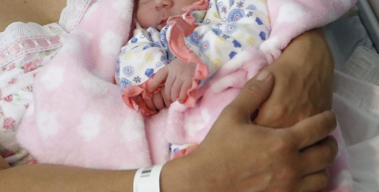 Senado aprobó y despachó extensión del postnatal de Emergencia: revisa cómo funcionará