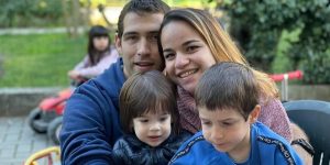 Niño de 5 años que perdió a toda su familia en trágico accidente en Italia sigue internado