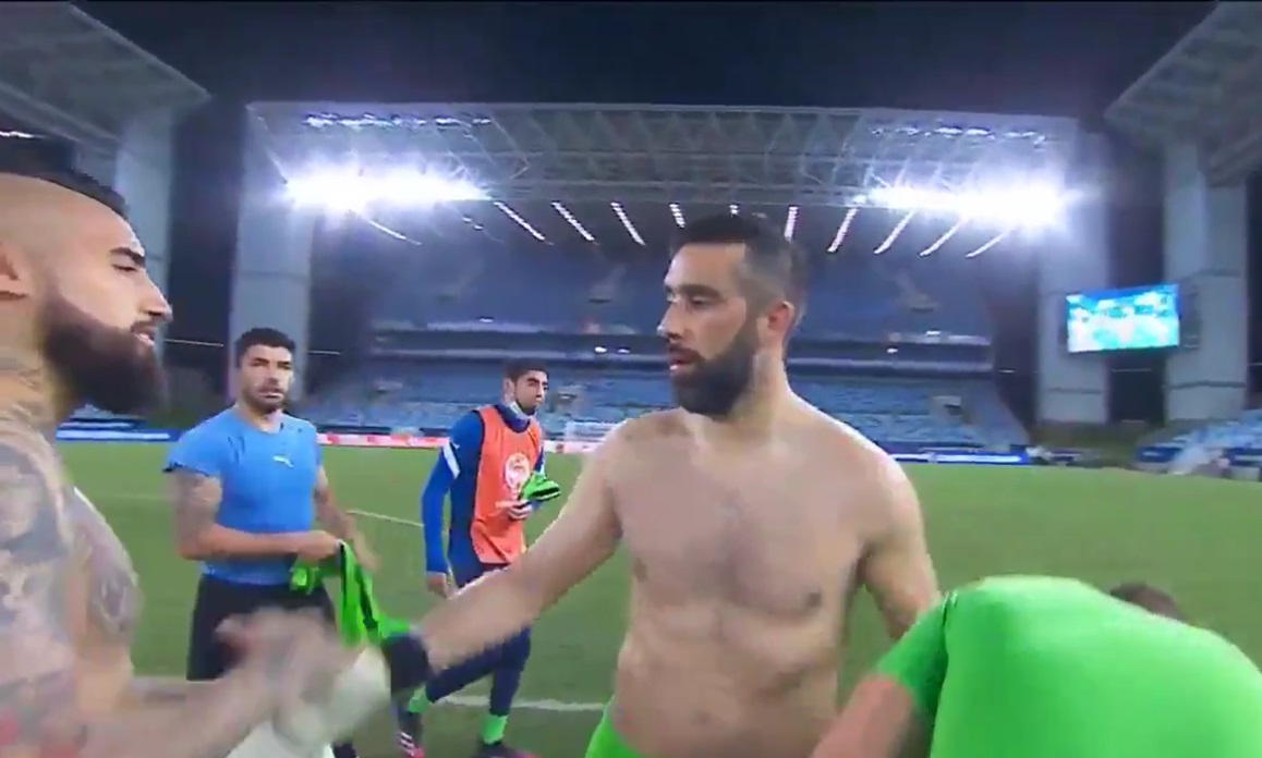 El abrazo de Arturo Vidal y Claudio Bravo que emocionó a los tuiteros tras duelo con Uruguay