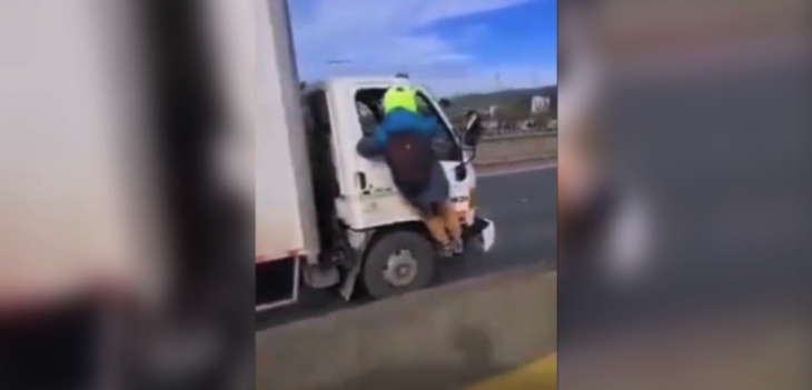 El insólito relato de motorista que colgó de camión en Concepción: aseguró que chofer quería matarlo
