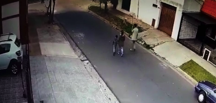 “Le sacó la ropa a mamá y la mató”: niño de 5 años presenció femicidio de su madre en Argentina
