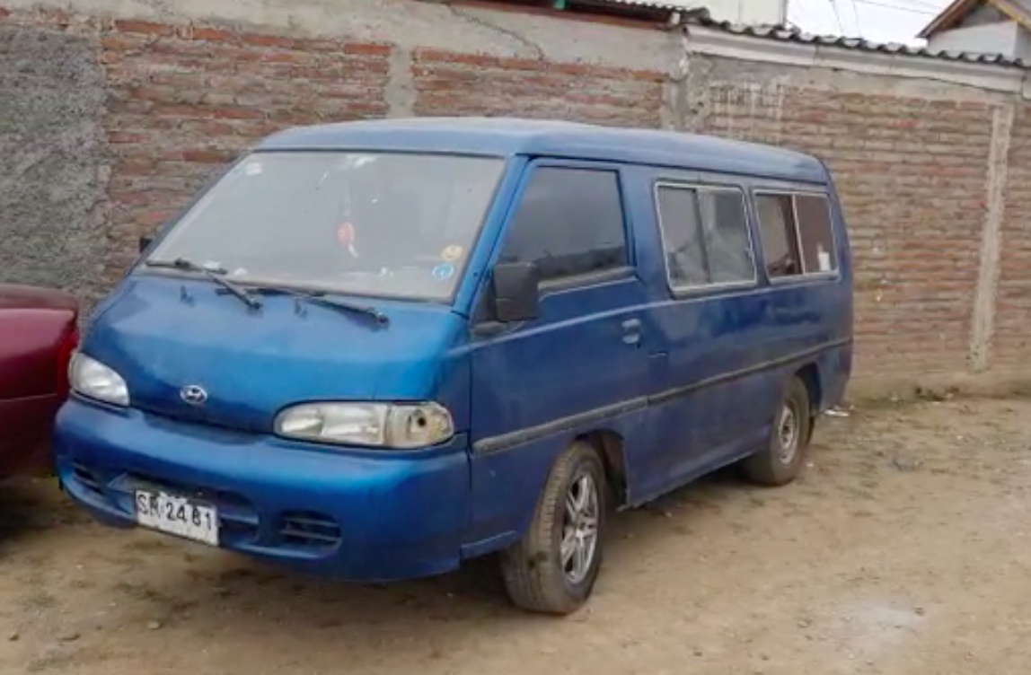 Hombre habría secuestrado a su esposa durante 5 días en un furgón: la alimentaba con leche y agua