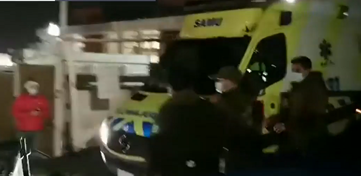 Vecinos linchan a hombre acusado de presunta violación en San Antonio: atacaron ambulancia