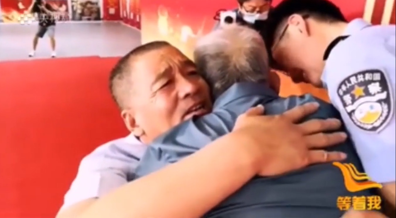 Hombre se reencontró con su hijo secuestrado hace 58 años: lo había perdido en una estación de tren