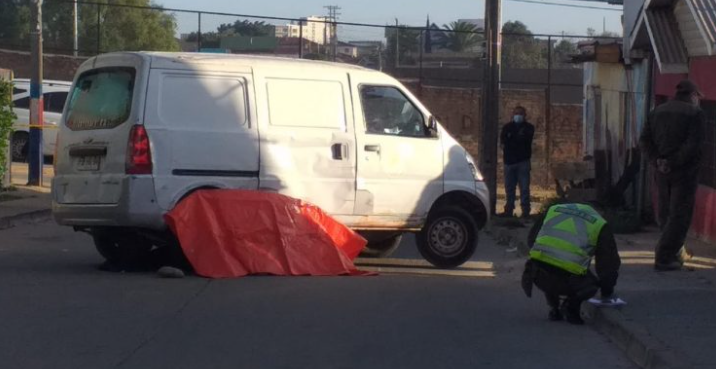 Mujer atropelló a su hija de 51 años mientras sacaba vehículo de su casa: víctima falleció