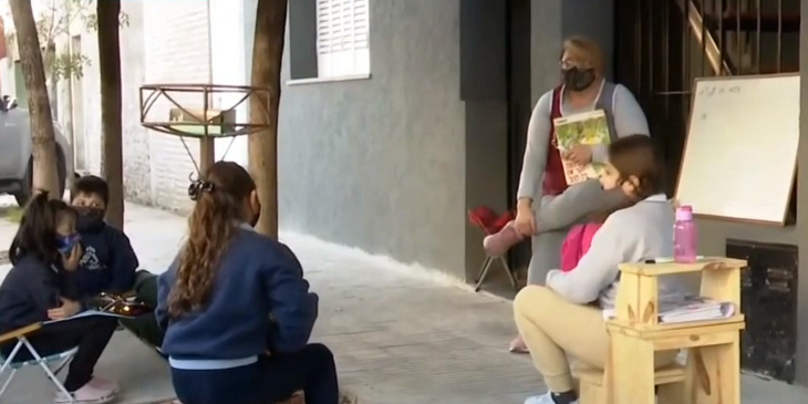 Profesora imparte clases en la calle a niños de su barrio en Argentina: “Para mí no es nada raro”