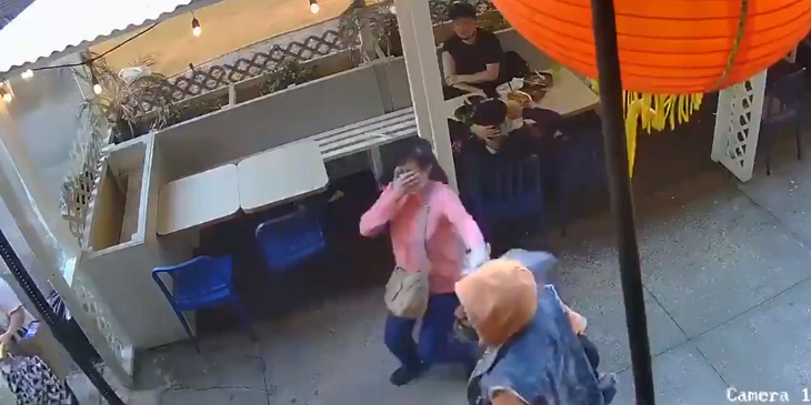 Hombre golpeó sin razón aparente a mujer asiática de 55 años en Nueva York: acusan ataque racista