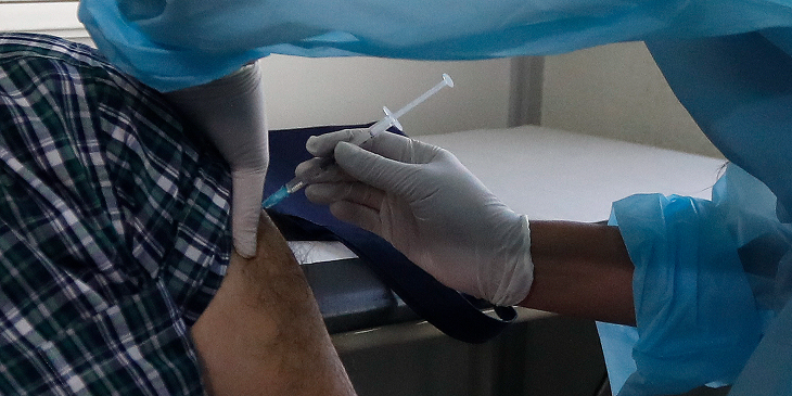ISP mantiene suspensión de vacuna AstraZeneca para hombres menores de 45 años anunciada por Minsal