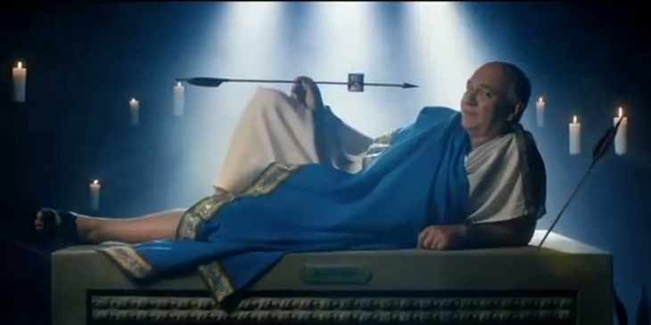 Marca de yogurt saca del aire campaña y suspende relación con Luis Gnecco tras denuncia por VIF