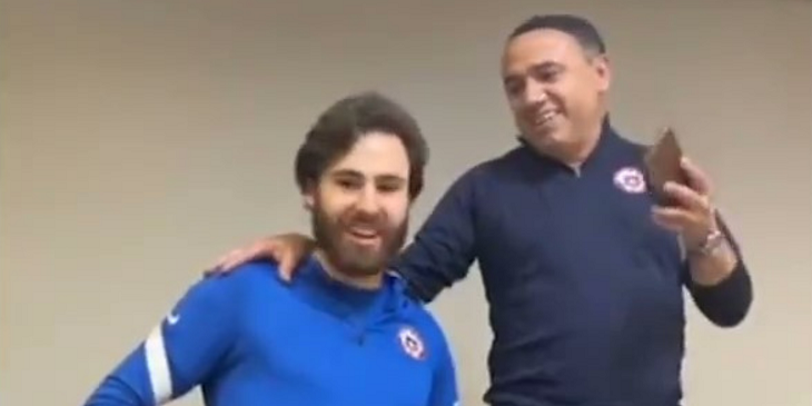 Al ritmo de Wonderwall de Oasis, Ben Brereton recibió tradicional ‘bautizo’ en la selección chilena