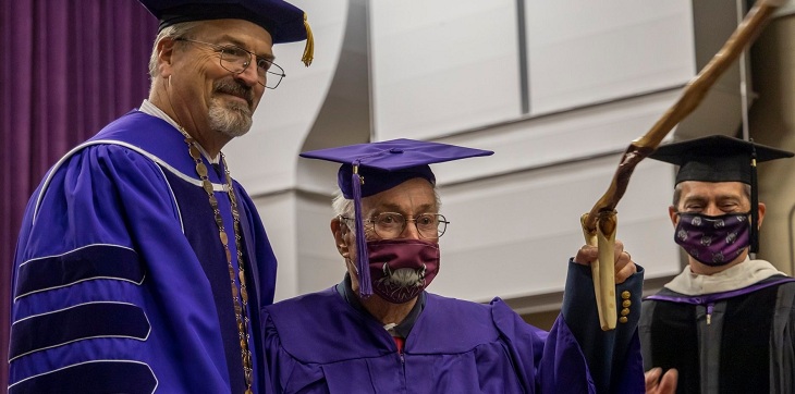 Hombre retomó sus estudios tras 80 años lejos de las aulas: se graduó a los 97