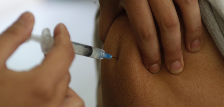 Estudio arrojó que inmunidad de vacuna en mayores de 70 años se perdió: experto lo refutó