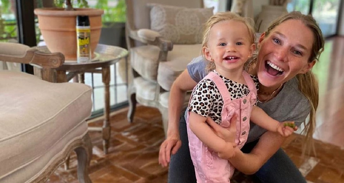 Constanza Mackenna compartió adorable fotografía familiar con su pequeña hija: ya tiene dos años