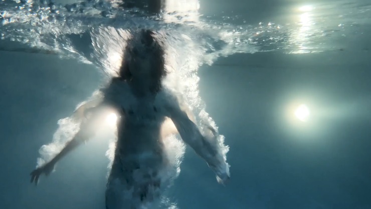 Flavia se tira a la piscina